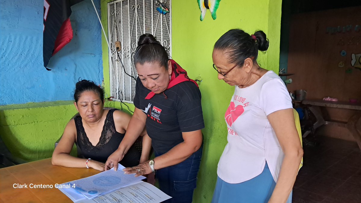 Canal4Ni's tweet photo. 🏠📜 ¡Más familias de Managua ya cuentan con su título de propiedad! 🇳🇮
Este martes, 127 familias de los distritos V y VII de Managua recibieron sus títulos de propiedad, un documento que garantiza legalmente la propiedad de sus viviendas. 🙌❤️ #noticias #canal4
Más información 🌐👉🏻 https://t.co/EMcJwHUoNx
