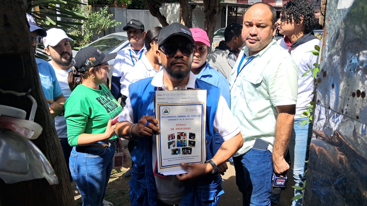 Canal4Ni's tweet photo. 🏠📜 ¡Más familias de Managua ya cuentan con su título de propiedad! 🇳🇮
Este martes, 127 familias de los distritos V y VII de Managua recibieron sus títulos de propiedad, un documento que garantiza legalmente la propiedad de sus viviendas. 🙌❤️ #noticias #canal4
Más información 🌐👉🏻 https://t.co/EMcJwHUoNx