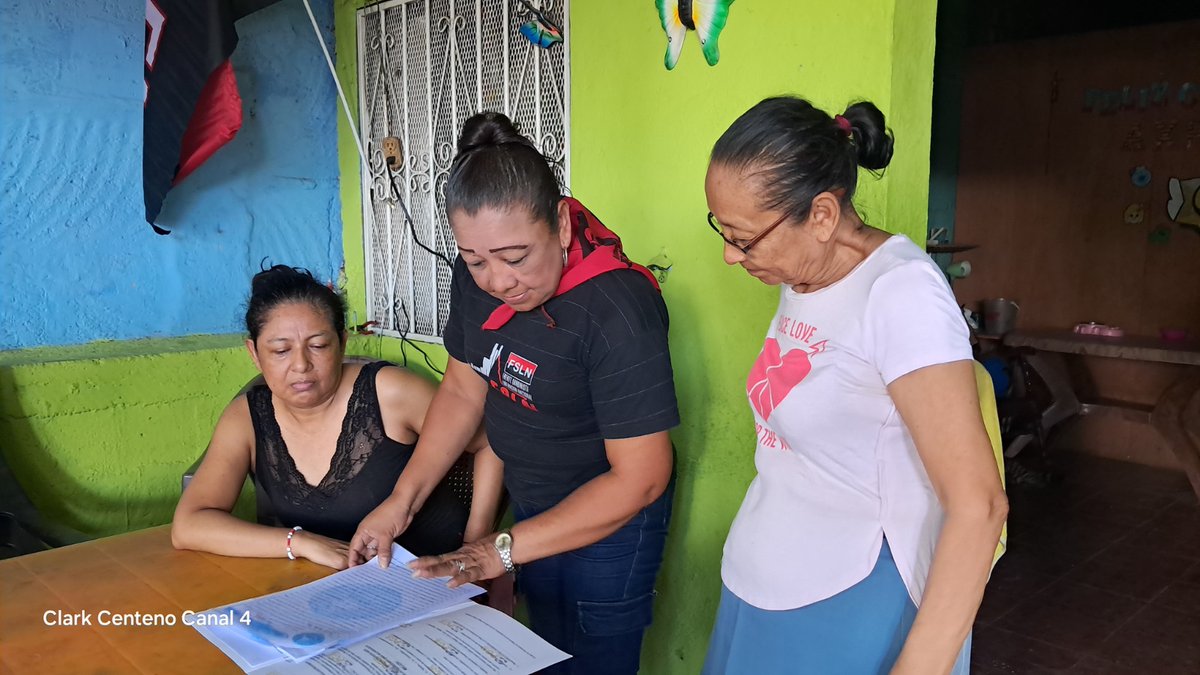 Canal4Ni's tweet photo. 🏠📜 ¡Más familias de Managua ya cuentan con su título de propiedad! 🇳🇮
Este martes, 127 familias de los distritos V y VII de Managua recibieron sus títulos de propiedad, un documento que garantiza legalmente la propiedad de sus viviendas. 🙌❤️ #noticias #canal4
Más información 🌐👉🏻 https://t.co/EMcJwHUoNx