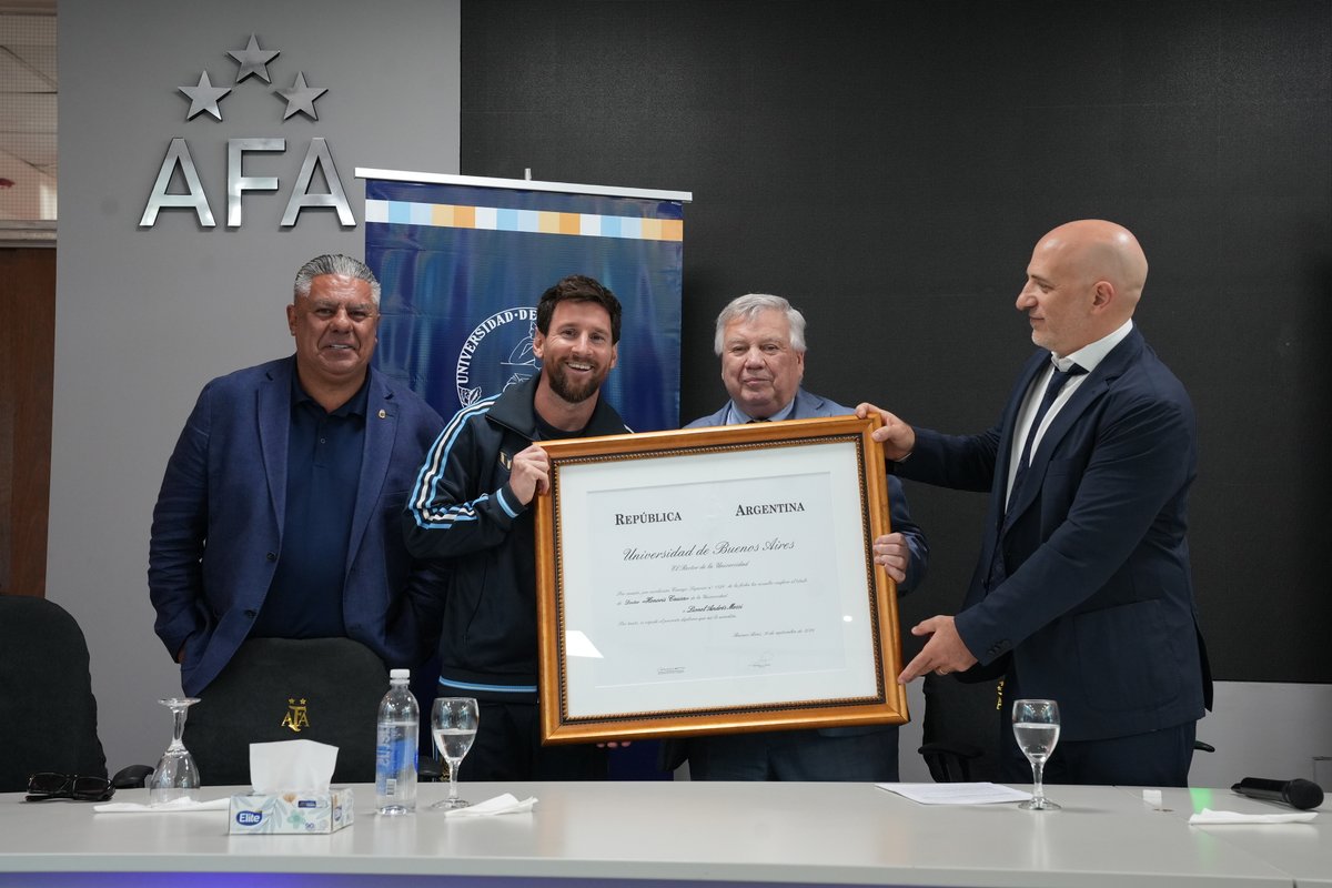 UBAonline's tweet photo. Lionel Messi recibió el máximo reconocimiento de la UBA por parte del rector, Ricardo Gelpi y el vicerrector, Emiliano Yacobitti, que destaca su trayectoria como un ejemplo de excelencia, perseverancia, humildad y ejercicio ético. https://t.co/kXDPzIDylw