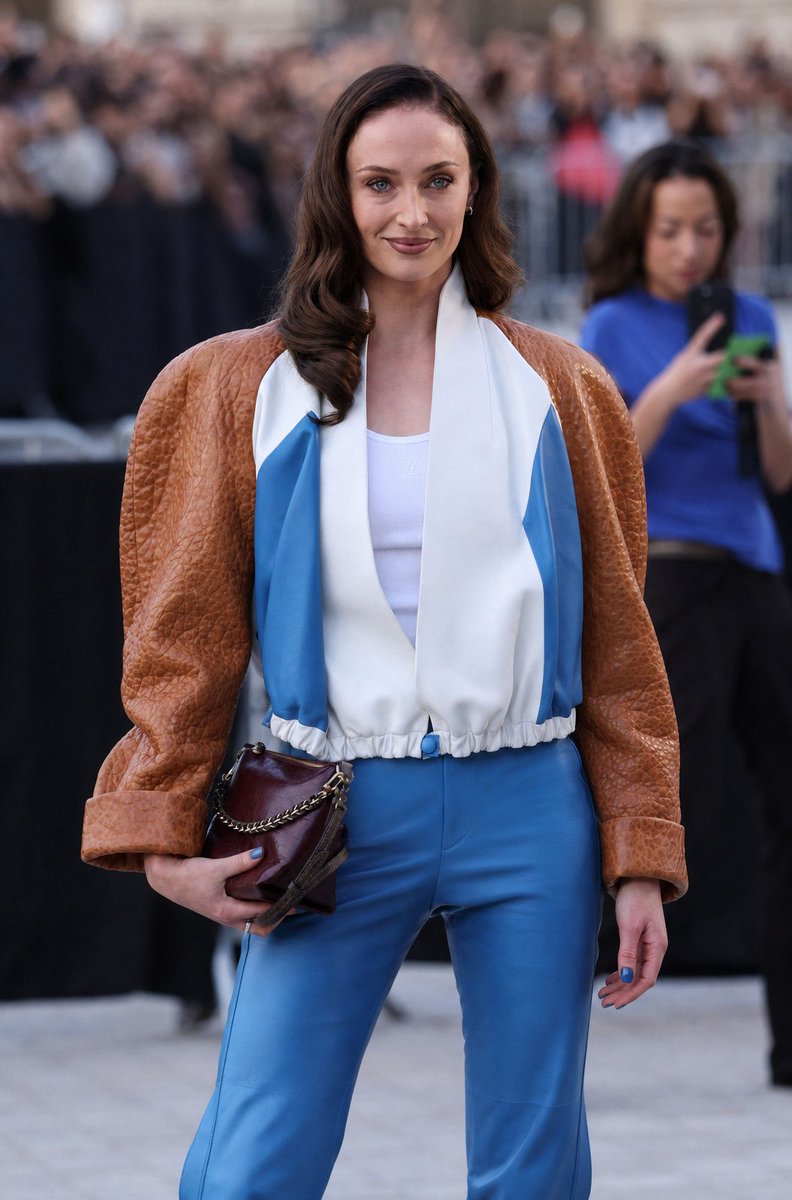 badpost_sophiet's tweet photo. NEW 📸 Sophie Turner at the Louis Vuitton show in Paris #LVSS27; a thread https://t.co/fCBJ5k86i1