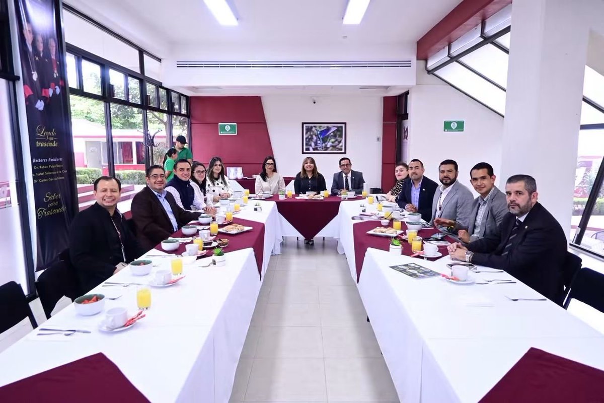 ople_Ver's tweet photo. #Entérate 📢 En el marco del convenio que tiene el @ople_Ver con la @UXoficial, integrantes del Consejo General se reunieron con el Rector de la #UX, doctor Erik García Herrera; y con la vicerrectora, doctora Estela García Herrera, a fin de concretar acciones, sobre todo, de cara al Proceso Electoral Local Ordinario 2026-2027 🗳️, pues las universidades son grandes aliadas de la democracia 🤝.
