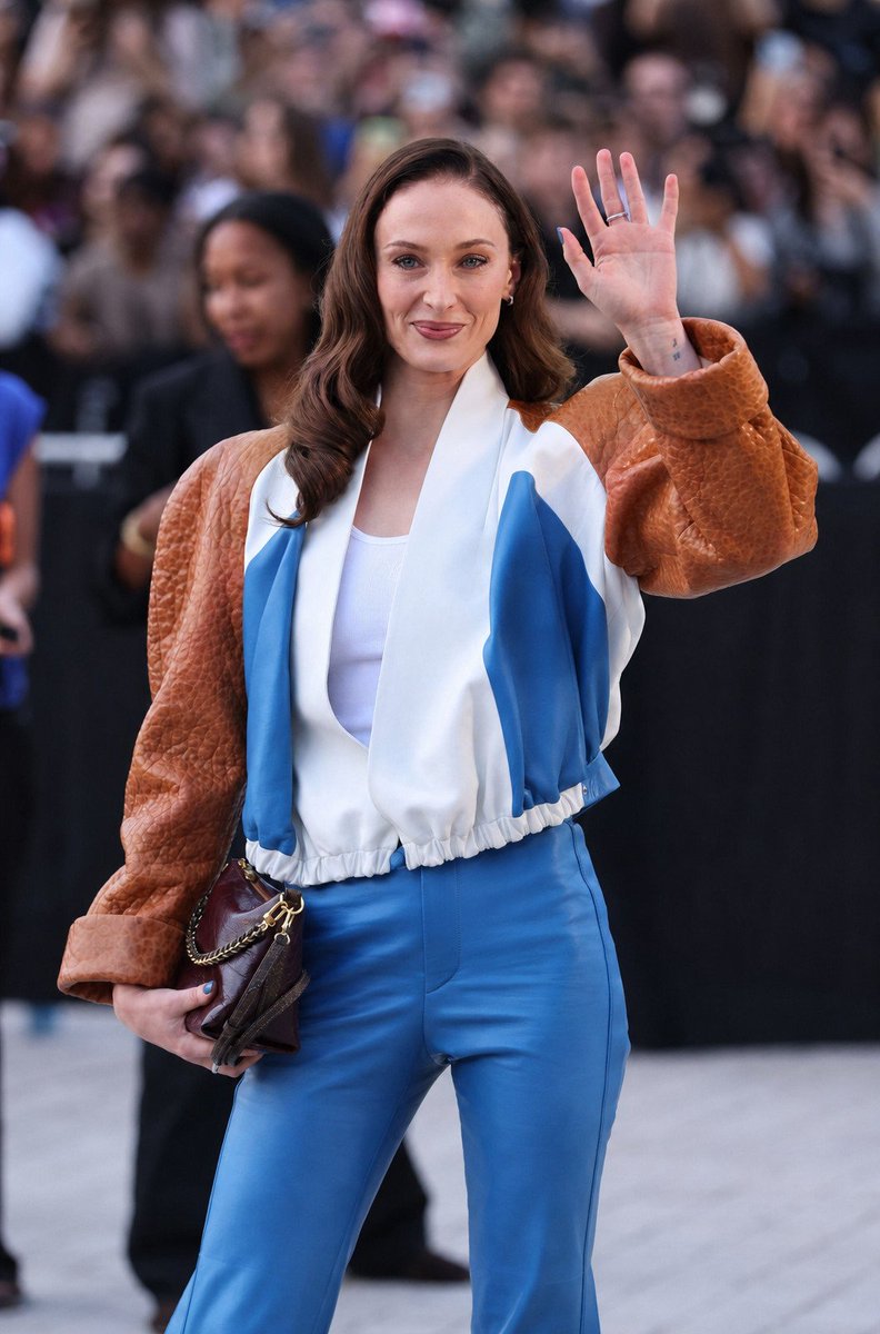 badpost_sophiet's tweet photo. NEW 📸 Sophie Turner at the Louis Vuitton show in Paris #LVSS27; a thread https://t.co/fCBJ5k86i1