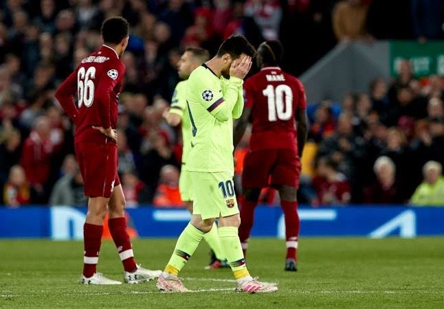 Neysinceroo_'s tweet photo. A reviravolta que o Messi deu na carreira é algo incrível, ele começou com tudo, tinha 4 bolas de ouro com 25 anos, humilhava o cr7 n champions, mas ai teve o período de 2017-2021.
Nessa época parecia que Ronaldo teria um fim de carreira bem mais memorável.
No dia de hoje Messi vai ter sua despedida em um estádio completamente lotado, enquanto cr7 vive o pior momento de sua carreira. 
As voltas que o mundo do futebol dá.