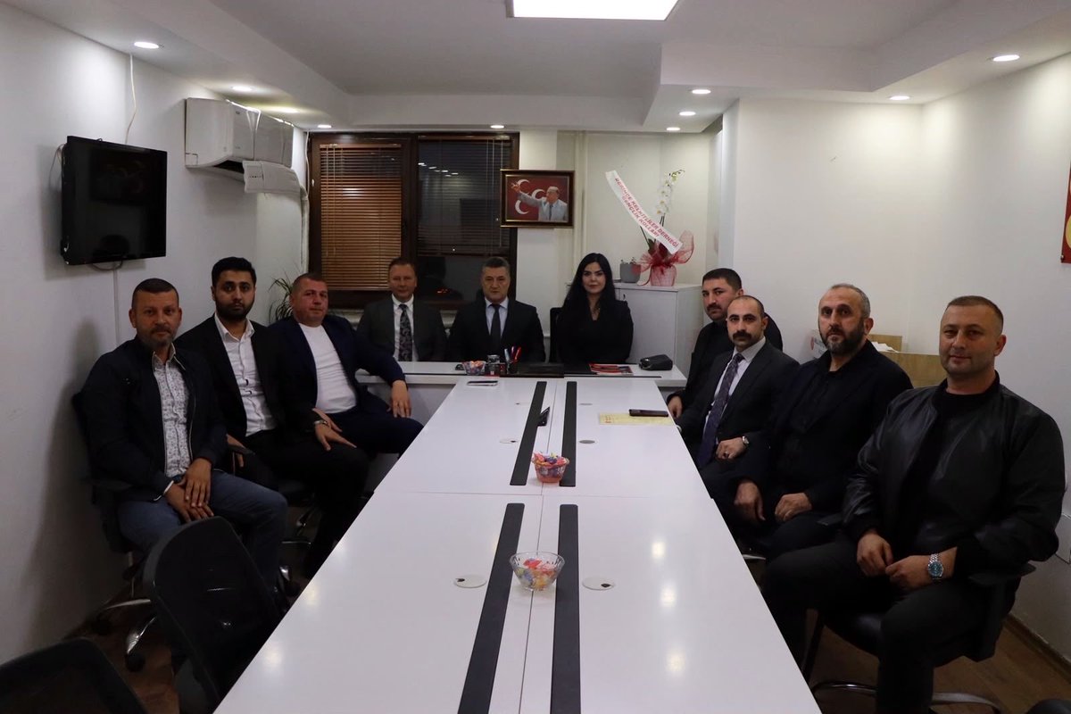 AvHilalElmas's tweet photo. 15.Olağan Kocaeli İl Kongremiz sonrası İl Başkanımız Sn.Enes Emengen’i makamında ziyaret ederek hayırlı olsun dileklerimi ilettim. İl Başkanımıza ve teşkilatlarımıza çalışmalarında üstün başarılar diliyorum.Birlik ve beraberliğimiz daim olsun. Varolsun Teşkilat🙏🏻🧿🤘🏻 https://t.co/RzQAjiv7AZ