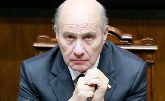 PiensaPrensa's tweet photo. CHILE: El Ministro Quiroz rebajó impuestos a grandes empresas. Ahora va a endeudar al Estado por 25 mil millones de dólares. https://t.co/CFGEJcjCg6