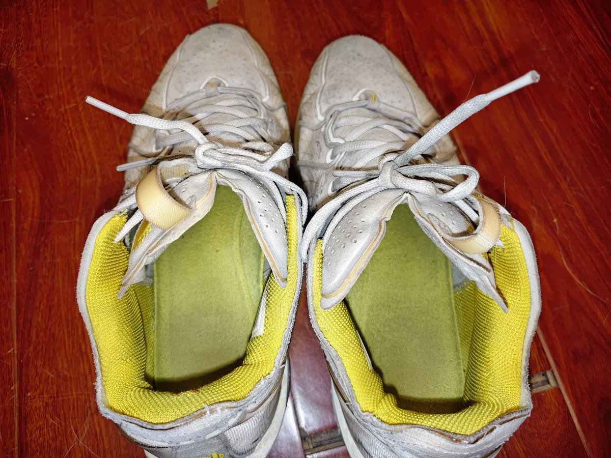 lovelyTKEN's tweet photo. 直男同学为了卖出原味篮球鞋，不惜出卖自己44码臭脚#直男 #原味售卖 https://t.co/YCMvBHb4pi