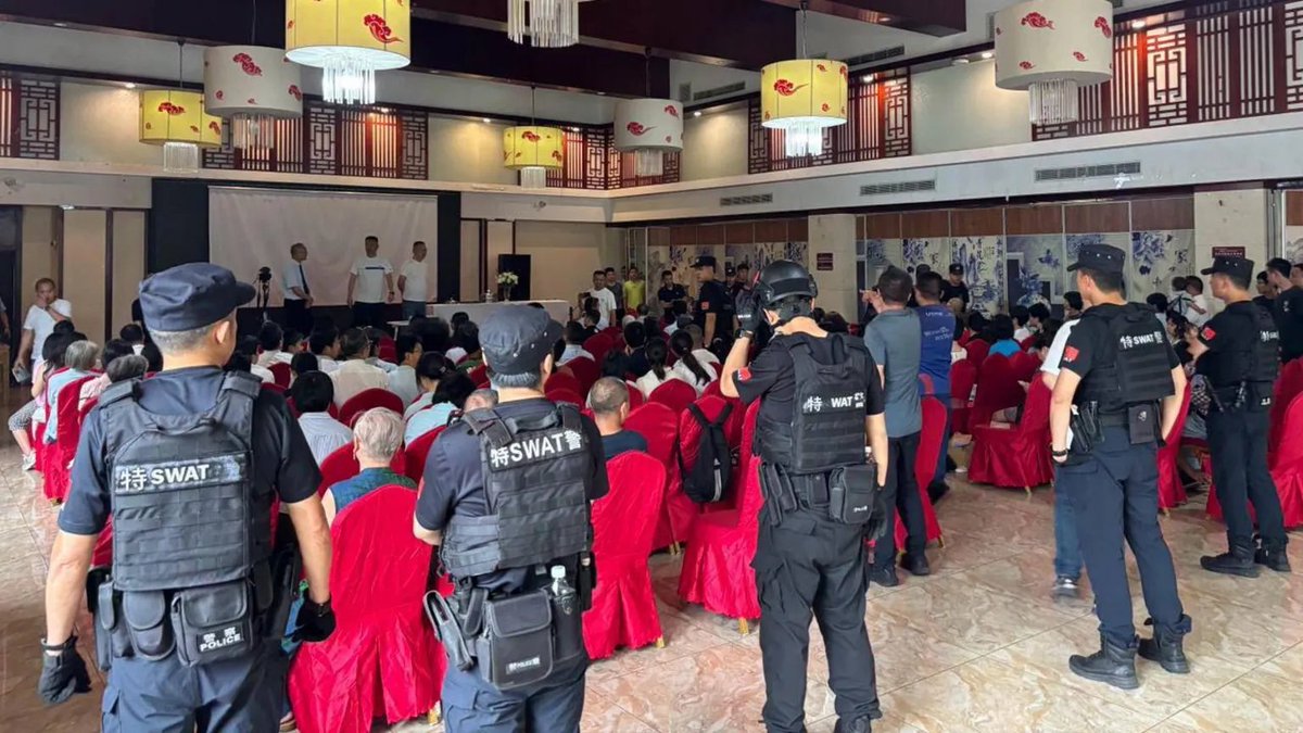 Ma_WuKong's tweet photo. 🇨🇳 China detuvo a los dos líderes de una secta evangélica protestante que intentaba asentarse en el país.

La policía llegó a uno de sus actos y se llevó a los instigadores de este tipo de actividades, que ya han destruido a tantos países en América. https://t.co/FC8Cn12OcR