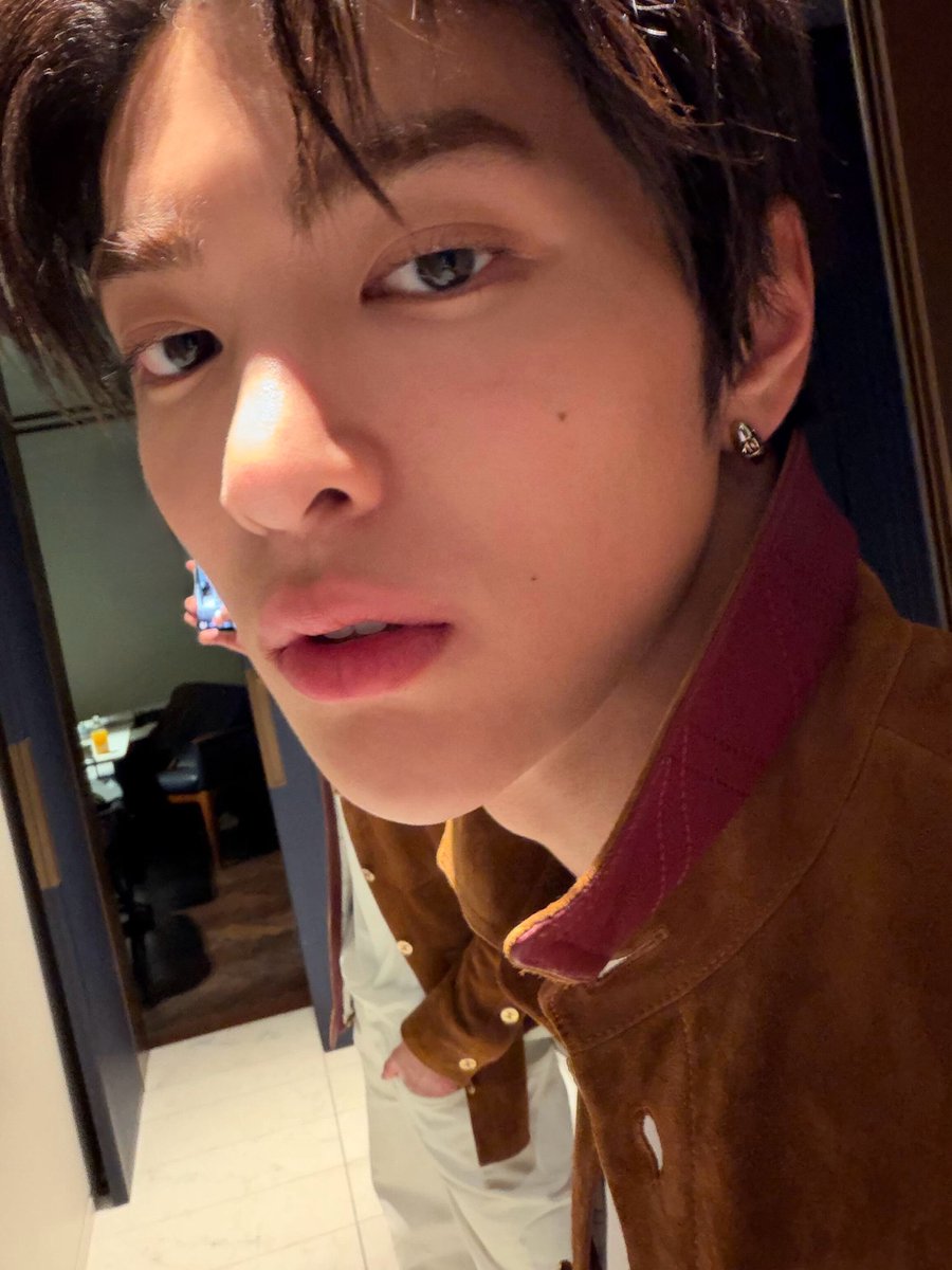 seonssean's tweet photo. KEONHO WEVERSE 😭😭😭 ITU KEONHO HP BARU IPON 18 PRO KAHHH???? 🤯🤯🤯 https://t.co/Dn2756cnUU