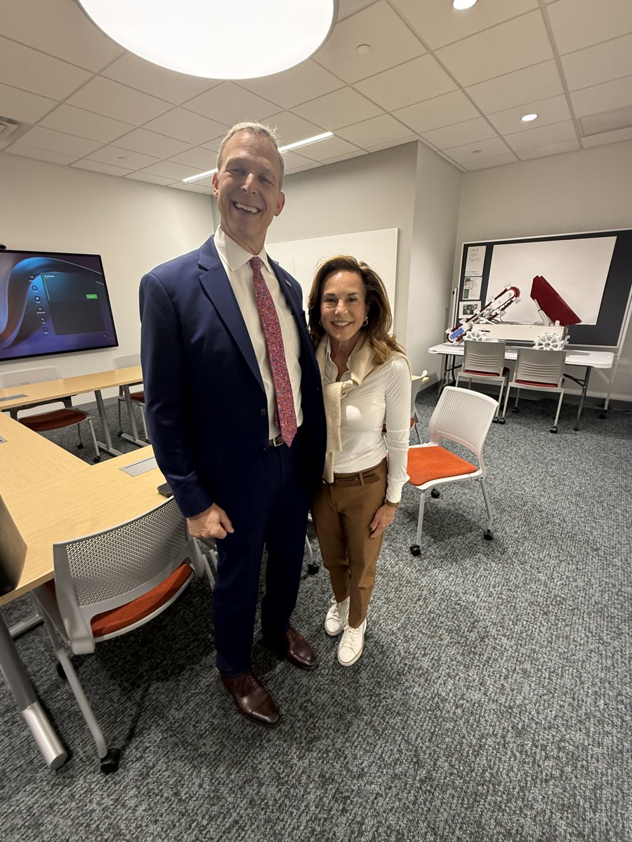 LisaForCongress's tweet photo. @ScottPerryPA fights for secure borders, lower taxes, and the Second Amendment. Janelle Stelson would restore Obamacare subsidies, undo Medicaid reforms, codify Roe, and back red-flag laws. PA-10 needs COMMON SENSE, not CRAZY! https://t.co/SQeTJa4JB9