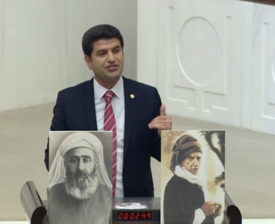 HemmedAliAslan's tweet photo. Vatan Partisi adıyla Vatan’a en büyük zararı veren bedbahtlar :

Tüm iftiralarınızı boşa çıkaran tek bir hakikati yazacam.

Bediüzzaman Said-i Nursi I. Dünya Savaşında gönüllü milis alayı komutanı olarak Ruslara karşı savaşmış ve 3 Mart 1916 tarihinde Bitliste yaralanarak Ruslara esir düşmüştür.

Ey çakma Vatanseverler sizden hangi biriniz Ruslarla Amerikalılar  ile savaşta yaralanıp esir düştünüz ?

Hadi dağılın şimdi !