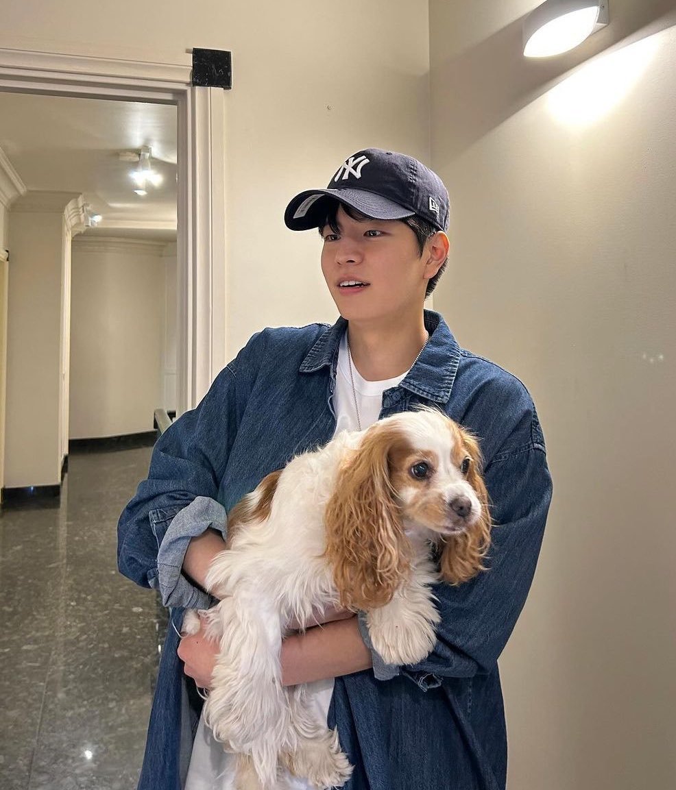 MRm0ng's tweet photo. seungmin with berry ♡ https://t.co/KC0VATiCUf
