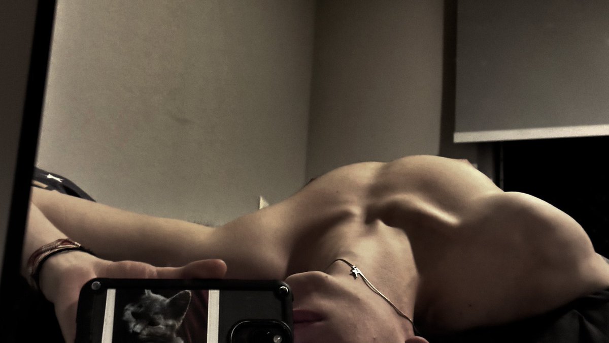 thechaosmenace's tweet photo. so , so  bored  ! https://t.co/ede4GHLhE3