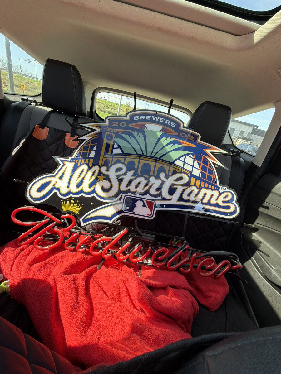 Tyler_Spietz5's tweet photo. Just bought this SICK Brewers neon. Gotta be good luck, right!? https://t.co/wtoiAL0KEx