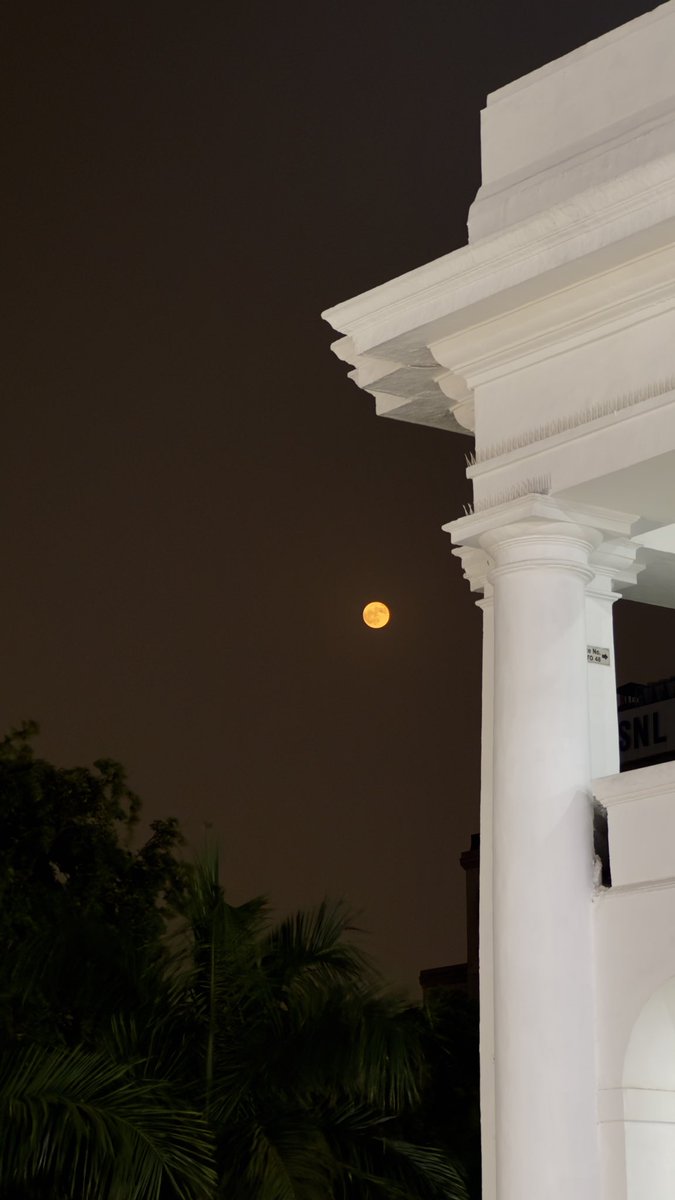 nuwal_suhani's tweet photo. "Let the moon teach you the art of being beautiful and lonely at the same time." 

— Anand Thakur https://t.co/cykzJpcOl1