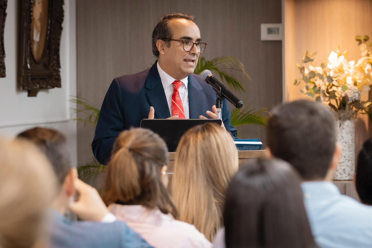 ieep_ec's tweet photo. Felicitamos a nuestro académico asociado y amigo de la casa, @FranciscoZalles , por su designación como Viceministro de Economía y Finanzas del Ecuador. 🇪🇨

Confiamos en que este nuevo desafío contribuirá a construir un país con más libertad, oportunidades y prosperidad. https://t.co/rnfsxUItBy