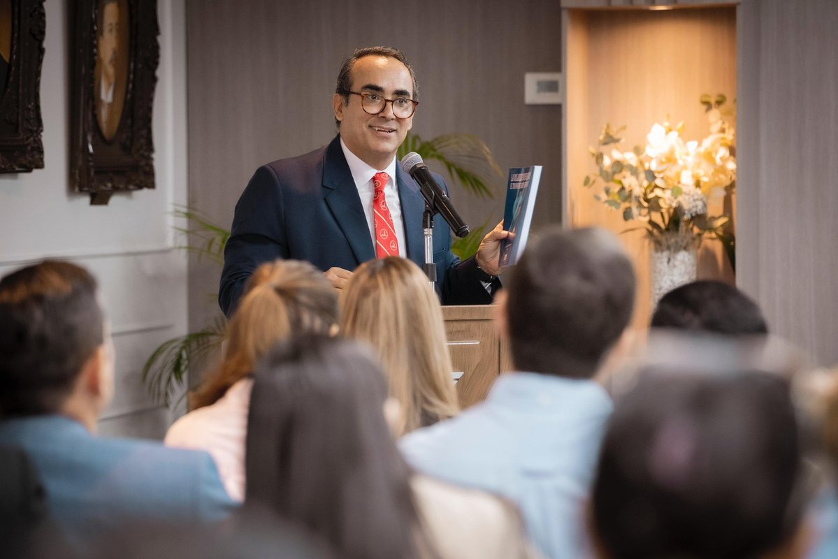 ieep_ec's tweet photo. Felicitamos a nuestro académico asociado y amigo de la casa, @FranciscoZalles , por su designación como Viceministro de Economía y Finanzas del Ecuador. 🇪🇨

Confiamos en que este nuevo desafío contribuirá a construir un país con más libertad, oportunidades y prosperidad. https://t.co/rnfsxUItBy