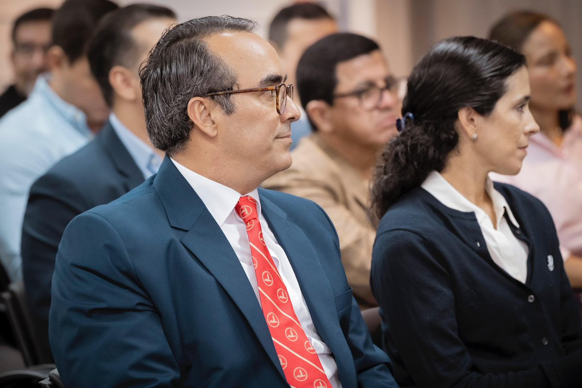 ieep_ec's tweet photo. Felicitamos a nuestro académico asociado y amigo de la casa, @FranciscoZalles , por su designación como Viceministro de Economía y Finanzas del Ecuador. 🇪🇨

Confiamos en que este nuevo desafío contribuirá a construir un país con más libertad, oportunidades y prosperidad. https://t.co/rnfsxUItBy