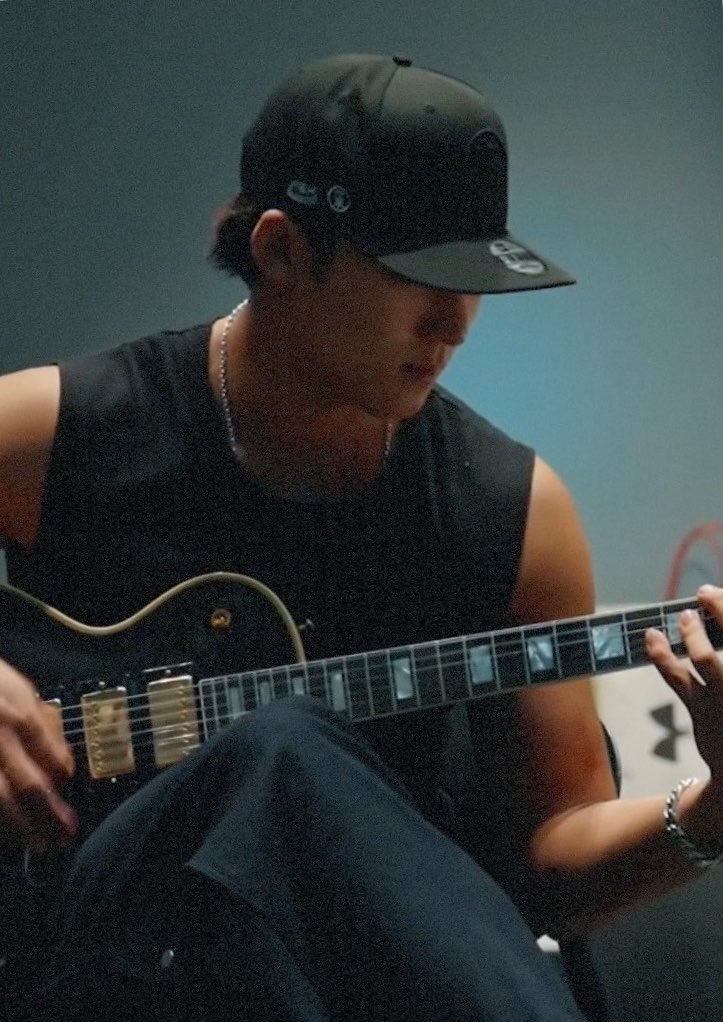 puppycalling_'s tweet photo. “ ทิ้งไปให้หมดไอ้ปิ๊กกีตาร์ ไม้กลองที่พวกแม่งฝากเธออะ เก็บของผมไว้อันเดียวก็พอตอนเย็นเดี๋ยวมาขอคืนเข้าใจไหมเนี่ยหมวย นี่ผมจีบอยู่นะ ” https://t.co/j13XFWzdHO