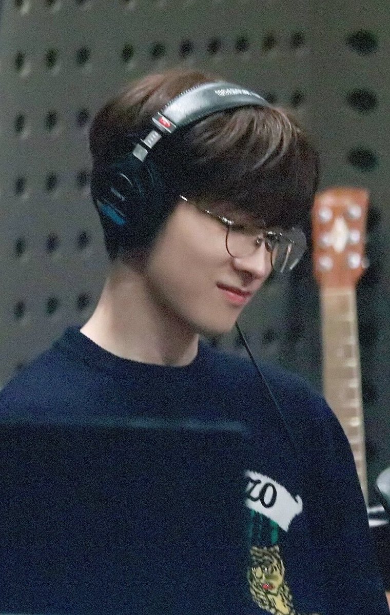puppycalling_'s tweet photo. “ ทิ้งไปให้หมดไอ้ปิ๊กกีตาร์ ไม้กลองที่พวกแม่งฝากเธออะ เก็บของผมไว้อันเดียวก็พอตอนเย็นเดี๋ยวมาขอคืนเข้าใจไหมเนี่ยหมวย นี่ผมจีบอยู่นะ ” https://t.co/j13XFWzdHO