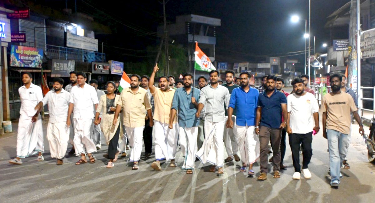 AdvSudhinSuresh's tweet photo. ചോദ്യങ്ങൾ ചോദിക്കുന്നവരെ തടയാം,
പ്രതിഷേധിക്കുന്നവരെ കസ്റ്റഡിയിലെടുക്കാം,
പക്ഷേ ജനാധിപത്യത്തിന്റെ ശബ്ദത്തെ അടിച്ചമർത്താനാകില്ല!
#RahulGandhi #SaveDemocracy #SaveVote #Democracy #Congress #India https://t.co/eC0Yhe8I38