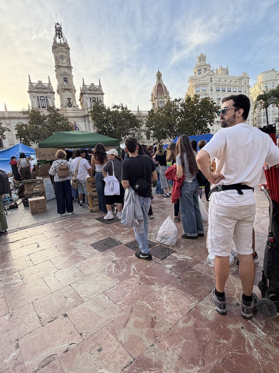 Nega_Maiz's tweet photo. Es alucinante lo bien organizado que está todo. Y lo claras que tienen las ideas (centrarlo en vivienda evita lunáticos con el ‘qué hay de lo mío’). Y hasta arriba de gente joven. 

Están haciendo el 15M que nos hubiera gustado hacer. https://t.co/lrbYCmHkzb
