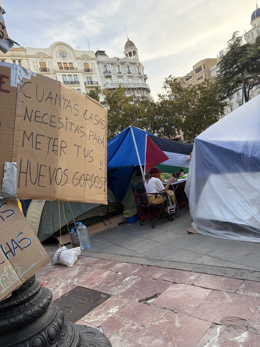 Nega_Maiz's tweet photo. Es alucinante lo bien organizado que está todo. Y lo claras que tienen las ideas (centrarlo en vivienda evita lunáticos con el ‘qué hay de lo mío’). Y hasta arriba de gente joven. 

Están haciendo el 15M que nos hubiera gustado hacer. https://t.co/lrbYCmHkzb