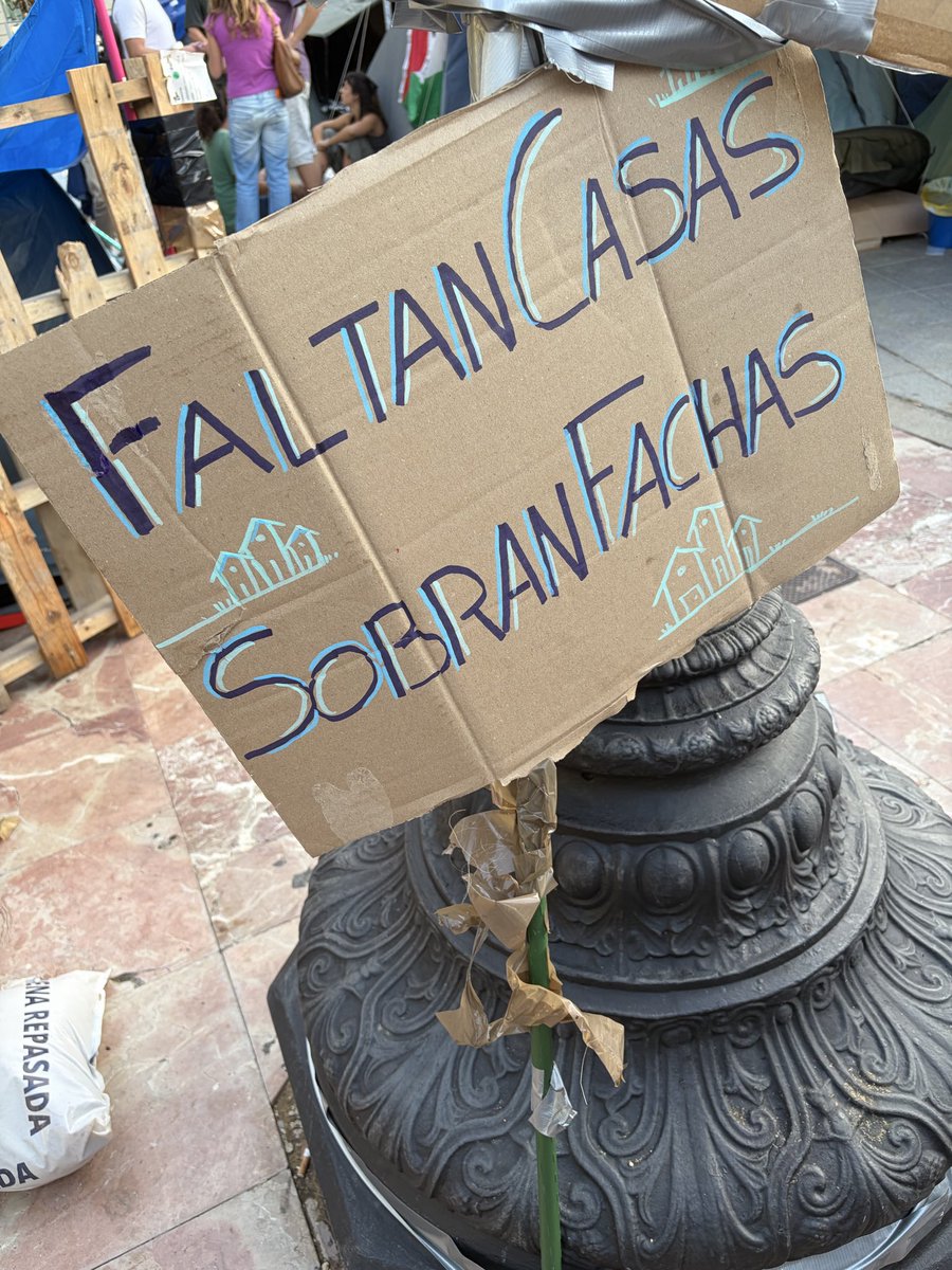 Nega_Maiz's tweet photo. Es alucinante lo bien organizado que está todo. Y lo claras que tienen las ideas (centrarlo en vivienda evita lunáticos con el ‘qué hay de lo mío’). Y hasta arriba de gente joven. 

Están haciendo el 15M que nos hubiera gustado hacer. https://t.co/lrbYCmHkzb