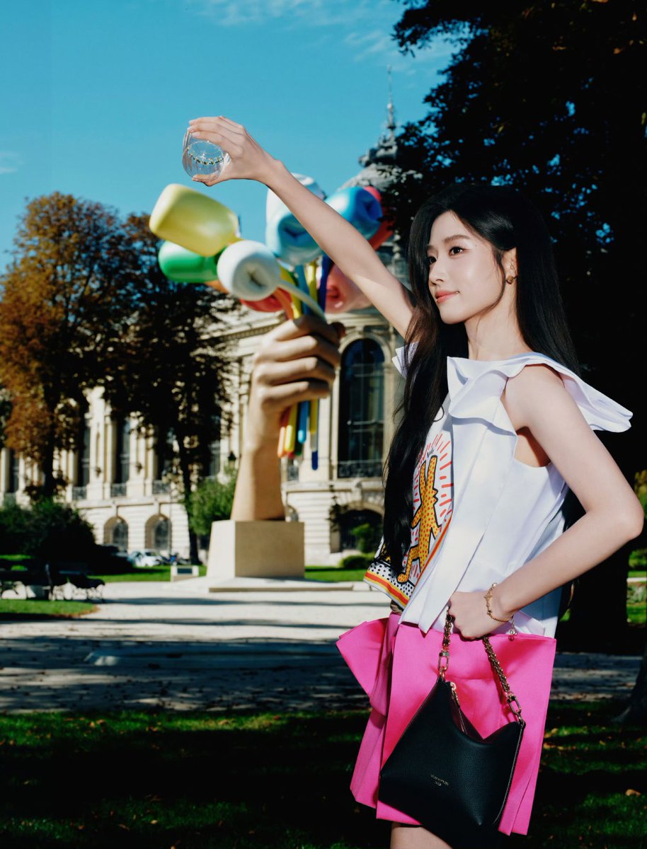 for0927x's tweet photo. 261007 Lu Yuxiao Studio Weibo update 

“Pop art as a top, origami as a skirt.
Step into “A Tale of Two Cities” with Lu Yuxiao."

LU YUXIAO FOR LV SS27 PFW
#LUYUXIAOxLVSS27 #LVSS27
#LuYuxiao #卢昱晓 @LouisVuitton https://t.co/fWr3vGGKFw