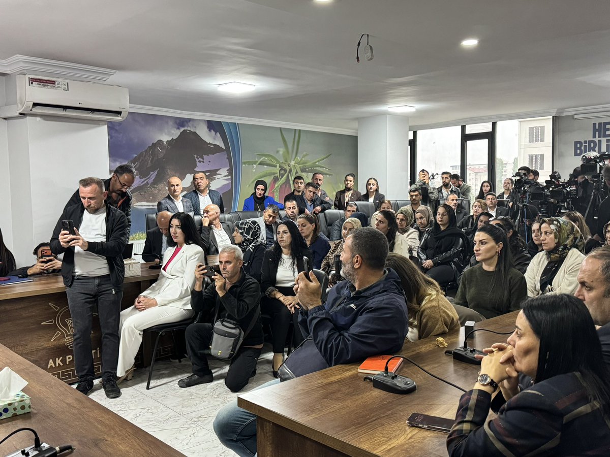 KayaZeydin's tweet photo. 📍 Yüksekova / AK Parti İlçe Başkanlığı

Millî Eğitim Bakanımız Sayın Prof. Dr. @Yusuf__Tekin’i; İlçe Başkanımız @BurhanYASAR30, İlçe Kadın Kolları Başkanımız @KayhanMuhteber, İlçe Gençlik Kolları Başkanımız @srvtkrstakkurt, Esendere Belediye Başkanımız @dirbazbuyuksu, Büyükçiftlik Belediye Başkanımız @cayancicek, belde başkanlarımız ve kıymetli teşkilatımızla birlikte ağırladık.

Sayın Bakanımız; Millî Dayanışma, Kardeşlik ve Demokrasi ruhuyla yürütülen Terörsüz Türkiye sürecine ilişkin basın mensuplarımıza ve teşkilatımıza değerlendirmelerde bulundu.

Aynı inançta, aynı kıbleye dönmüş gönüller olarak; kardeşliğimizi, huzurumuzu ve birlik beraberliğimizi daha da güçlendirmeye devam edeceğiz.

Güçlü teşkilat, güçlü eğitim, köklü değerler, Türkiye Yüzyılı! 

@RTErdogan
@Akparti
@abuyukgumus
@MustafaAlkayis
@byildiz63