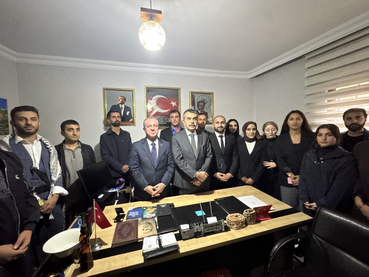 KayaZeydin's tweet photo. 📍 Yüksekova / AK Parti İlçe Başkanlığı

Millî Eğitim Bakanımız Sayın Prof. Dr. @Yusuf__Tekin’i; İlçe Başkanımız @BurhanYASAR30, İlçe Kadın Kolları Başkanımız @KayhanMuhteber, İlçe Gençlik Kolları Başkanımız @srvtkrstakkurt, Esendere Belediye Başkanımız @dirbazbuyuksu, Büyükçiftlik Belediye Başkanımız @cayancicek, belde başkanlarımız ve kıymetli teşkilatımızla birlikte ağırladık.

Sayın Bakanımız; Millî Dayanışma, Kardeşlik ve Demokrasi ruhuyla yürütülen Terörsüz Türkiye sürecine ilişkin basın mensuplarımıza ve teşkilatımıza değerlendirmelerde bulundu.

Aynı inançta, aynı kıbleye dönmüş gönüller olarak; kardeşliğimizi, huzurumuzu ve birlik beraberliğimizi daha da güçlendirmeye devam edeceğiz.

Güçlü teşkilat, güçlü eğitim, köklü değerler, Türkiye Yüzyılı! 

@RTErdogan
@Akparti
@abuyukgumus
@MustafaAlkayis
@byildiz63
