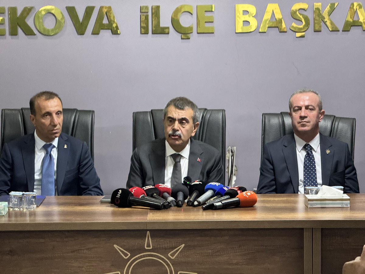 KayaZeydin's tweet photo. 📍 Yüksekova / AK Parti İlçe Başkanlığı

Millî Eğitim Bakanımız Sayın Prof. Dr. @Yusuf__Tekin’i; İlçe Başkanımız @BurhanYASAR30, İlçe Kadın Kolları Başkanımız @KayhanMuhteber, İlçe Gençlik Kolları Başkanımız @srvtkrstakkurt, Esendere Belediye Başkanımız @dirbazbuyuksu, Büyükçiftlik Belediye Başkanımız @cayancicek, belde başkanlarımız ve kıymetli teşkilatımızla birlikte ağırladık.

Sayın Bakanımız; Millî Dayanışma, Kardeşlik ve Demokrasi ruhuyla yürütülen Terörsüz Türkiye sürecine ilişkin basın mensuplarımıza ve teşkilatımıza değerlendirmelerde bulundu.

Aynı inançta, aynı kıbleye dönmüş gönüller olarak; kardeşliğimizi, huzurumuzu ve birlik beraberliğimizi daha da güçlendirmeye devam edeceğiz.

Güçlü teşkilat, güçlü eğitim, köklü değerler, Türkiye Yüzyılı! 

@RTErdogan
@Akparti
@abuyukgumus
@MustafaAlkayis
@byildiz63