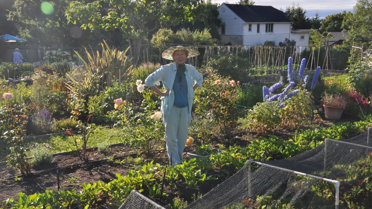 OneTVca's tweet photo. Escape to the garden with our award-winning series exploring the physical, mental, and social benefits of gardening, especially as we age.

#AgelessGardens airs Monday to Friday at 7:30 &amp; 9:30pm ET / 4:30 &amp; 6:30 PT! https://t.co/1WOcuZ53Ys https://t.co/KvPmTLb1wH
