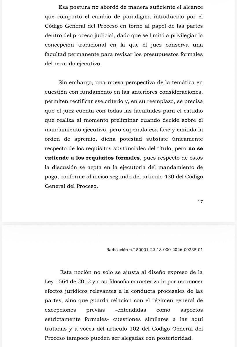 jairoparrac's tweet photo. IMPORTANTE DECISIÓN. TÍTULO EJECUTIVO Y PRECLUSIÓN. LA CORTE REDEFINE LOS LÍMITES DE SU REVISIÓN OFICIOSA (CSJ STC18586-2026): La Corte rectifica su jurisprudencia en relación con la posibilidad de revisar oficiosamente los requisitos del título ejecutivo. Precisa que, bajo el Código General del Proceso, es necesario distinguir entre los requisitos formales y los sustanciales del título, pues su control está sometido a reglas y oportunidades diferentes.

En cuanto a los requisitos formales relacionados, entre otros aspectos, con la autenticidad, procedencia y autoría del documento que sirve de fundamento a la ejecución, la Corte concluye que su discusión queda limitada a la etapa inicial del proceso. De acuerdo con el artículo 430 del CGP, estos defectos deben alegarse mediante recurso de reposición contra el mandamiento de pago. Si no se cuestionan en esa oportunidad, el debate precluye y el juez no puede posteriormente, ni siquiera de oficio, volver sobre ellos para negar la ejecución.

La Corte explica que esta solución responde al diseño del CGP, que atribuye consecuencias a la conducta procesal de las partes y busca evitar que, después de adelantado el proceso ejecutivo, la ejecución termine frustrándose por defectos meramente formales que pudieron ser discutidos oportunamente.

Distinta es la situación de los requisitos sustanciales del título. El juez conserva la facultad y el deber de verificar que exista realmente una obligación clara, expresa y exigible, pues estos elementos se relacionan directamente con la existencia y alcance de la obligación cuya ejecución se pretende.

Con esta decisión, la Corte modifica expresamente su postura anterior, conforme a la cual el juez podía volver a revisar de oficio el título ejecutivo, incluso al momento de dictar sentencia. En adelante, esa facultad permanece respecto de los requisitos sustanciales, pero no frente a los defectos formales que no fueron discutidos oportunamente contra el mandamiento de pago.

Considero que la rectificación resulta acertada y, además, se encuentra en línea con lo dispuesto expresamente por el Código General del Proceso.

La postura le otorga contenido real a esa regla y, especialmente, a la preclusión. No parece razonable que un defecto estrictamente formal, que pudo ser advertido por el juez al librar el mandamiento o discutido oportunamente por el ejecutado, pueda reaparecer al final del proceso para frustrar una ejecución después de haberse agotado todo el trámite. En todo caso, se debe ser muy cuidadoso con esa revisión oficiosa, pues en algunas oportunidades lleva a excesos que terminan generando una gran inseguridad jurídica —⬇️⬇️—