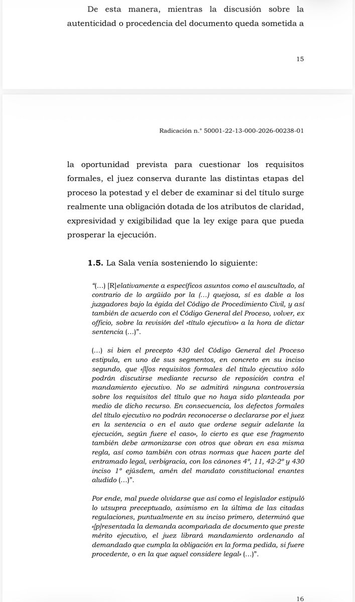 jairoparrac's tweet photo. IMPORTANTE DECISIÓN. TÍTULO EJECUTIVO Y PRECLUSIÓN. LA CORTE REDEFINE LOS LÍMITES DE SU REVISIÓN OFICIOSA (CSJ STC18586-2026): La Corte rectifica su jurisprudencia en relación con la posibilidad de revisar oficiosamente los requisitos del título ejecutivo. Precisa que, bajo el Código General del Proceso, es necesario distinguir entre los requisitos formales y los sustanciales del título, pues su control está sometido a reglas y oportunidades diferentes.

En cuanto a los requisitos formales relacionados, entre otros aspectos, con la autenticidad, procedencia y autoría del documento que sirve de fundamento a la ejecución, la Corte concluye que su discusión queda limitada a la etapa inicial del proceso. De acuerdo con el artículo 430 del CGP, estos defectos deben alegarse mediante recurso de reposición contra el mandamiento de pago. Si no se cuestionan en esa oportunidad, el debate precluye y el juez no puede posteriormente, ni siquiera de oficio, volver sobre ellos para negar la ejecución.

La Corte explica que esta solución responde al diseño del CGP, que atribuye consecuencias a la conducta procesal de las partes y busca evitar que, después de adelantado el proceso ejecutivo, la ejecución termine frustrándose por defectos meramente formales que pudieron ser discutidos oportunamente.

Distinta es la situación de los requisitos sustanciales del título. El juez conserva la facultad y el deber de verificar que exista realmente una obligación clara, expresa y exigible, pues estos elementos se relacionan directamente con la existencia y alcance de la obligación cuya ejecución se pretende.

Con esta decisión, la Corte modifica expresamente su postura anterior, conforme a la cual el juez podía volver a revisar de oficio el título ejecutivo, incluso al momento de dictar sentencia. En adelante, esa facultad permanece respecto de los requisitos sustanciales, pero no frente a los defectos formales que no fueron discutidos oportunamente contra el mandamiento de pago.

Considero que la rectificación resulta acertada y, además, se encuentra en línea con lo dispuesto expresamente por el Código General del Proceso.

La postura le otorga contenido real a esa regla y, especialmente, a la preclusión. No parece razonable que un defecto estrictamente formal, que pudo ser advertido por el juez al librar el mandamiento o discutido oportunamente por el ejecutado, pueda reaparecer al final del proceso para frustrar una ejecución después de haberse agotado todo el trámite. En todo caso, se debe ser muy cuidadoso con esa revisión oficiosa, pues en algunas oportunidades lleva a excesos que terminan generando una gran inseguridad jurídica —⬇️⬇️—