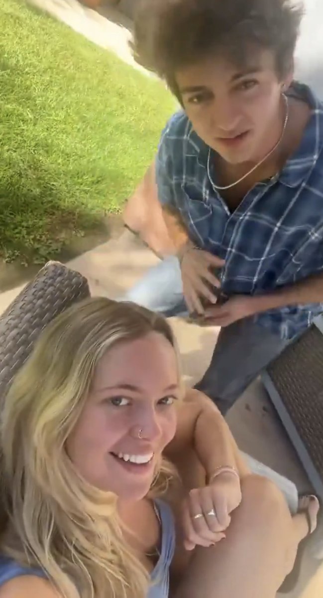 nebrasketball17's tweet photo. I loveeee them, especially with Drew in Mel's flannel #bb28 https://t.co/GLFw6gk3nX