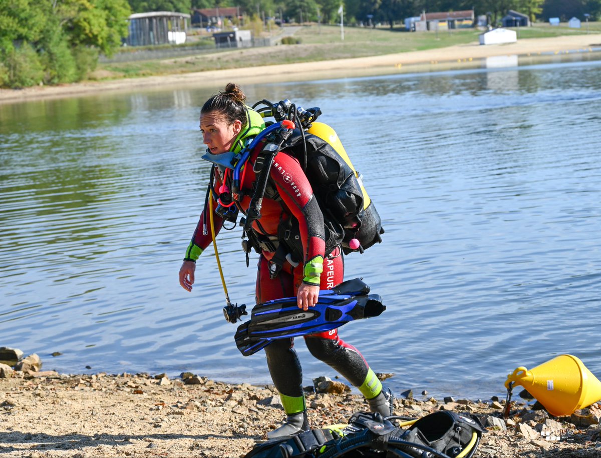 Sdis_87's tweet photo. 1️⃣ parcours d'aisance pour les plongeurs à 5m de profondeur et le sauvetage d'un mannequin sur 25 m d'approche et remorquage sur 25m. 👨‍🚒 🤿 https://t.co/jiW8WdC3ZV