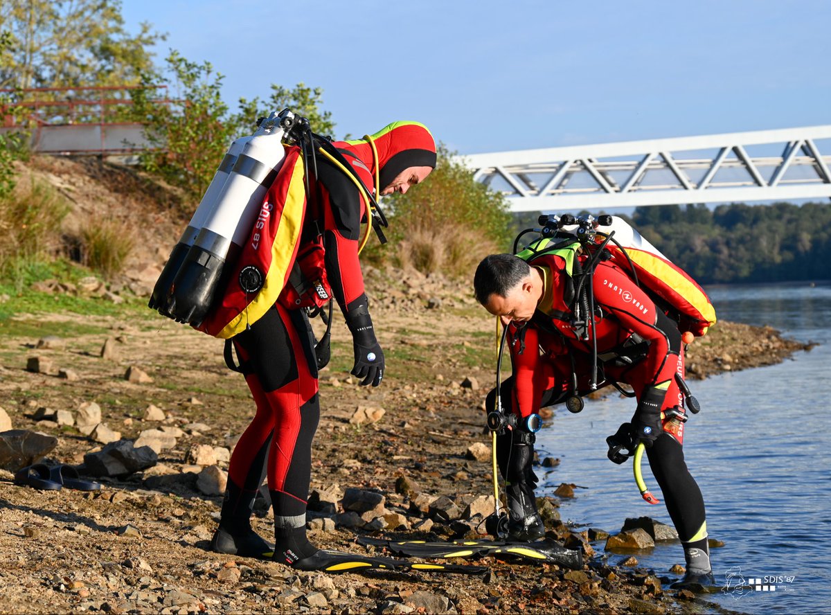 Sdis_87's tweet photo. 1️⃣ parcours d'aisance pour les plongeurs à 5m de profondeur et le sauvetage d'un mannequin sur 25 m d'approche et remorquage sur 25m. 👨‍🚒 🤿 https://t.co/jiW8WdC3ZV