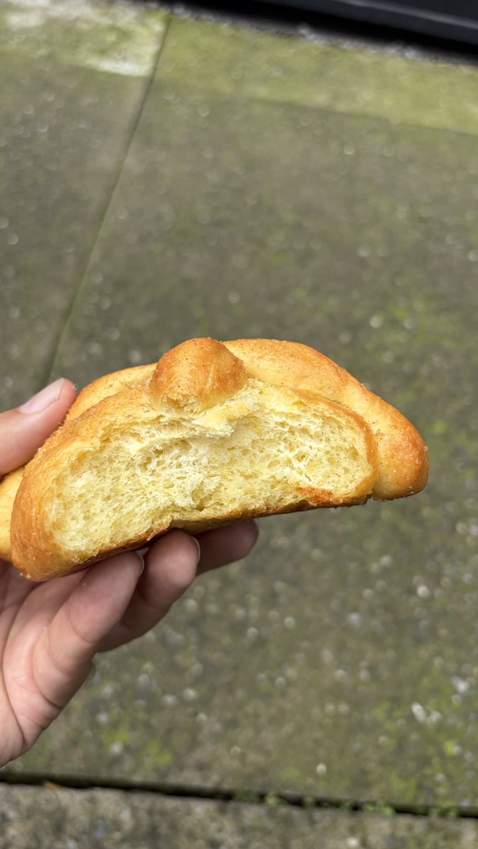 RodrigoDelgado's tweet photo. El 6to. Pan de Muerto fue el peor hasta ahora, fue de Tirso’S Coffee en la Roma. Y es que tienen el pan refrigerado, con el azúcar húmeda y semi disuelta. Lo hornean y resulta ser un pan chicloso que se pone más duro que momia de Guanajuato en segundos. No tiene sabor alguno… #PanDeMuertoChallenge