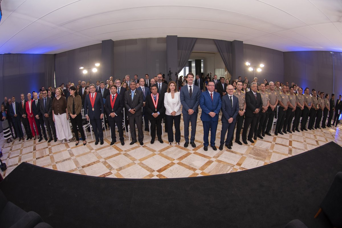 UEenPeru's tweet photo. 🛡️ Con A.C.T.I.O.N., Perú y la Unión Europea dan un nuevo paso contra crimen organizado: compartiendo información, conectando a policías, fiscales y jueces, e impulsando investigaciones conjuntas contra las redes criminales. 👇 https://t.co/oqLhmRDerq