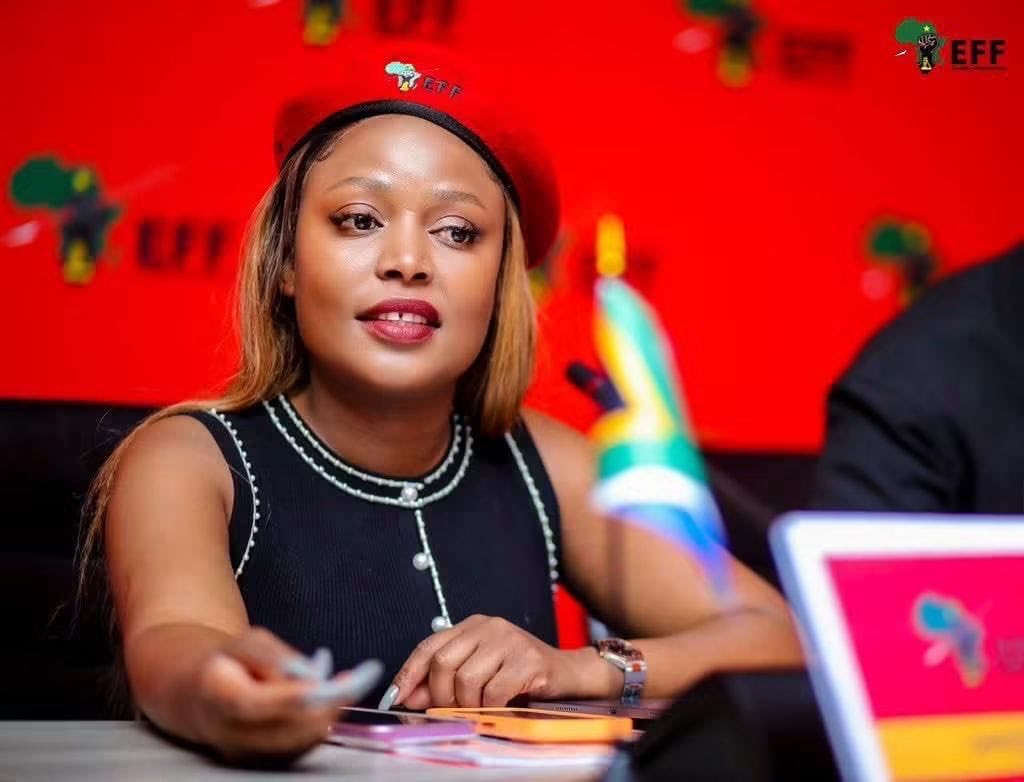 NalediChirwa's tweet photo. The first woman President of the TUT Convocation, President Tshegofatso Molefe Mashabela. ❤️🔒

A proud EFF Youth Command (SC) product, an EFF-deployed MMC, and now making history at TUT.

Siyabonga, TUT Alumni, for choosing and trusting a Black woman who was polished by the mighty EFF.

Stabus, victory has come. Run a good race, President! ❤️🔒🥹