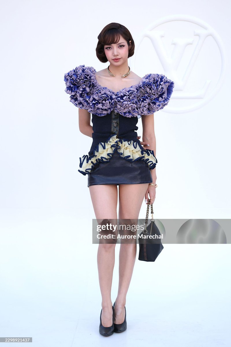 LiliesHome_'s tweet photo. องค์หญิงลลิษาแห่งฮอลลีวูด ✨💫

LISA LOUIS VUITTON SS27
#LISAxLVSS27 #LVSS27 
#LISAxLOUISVUITTON
@wearelloud @louisvuitton https://t.co/vMYAcE5T6K