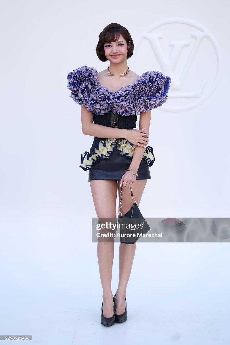 LiliesHome_'s tweet photo. องค์หญิงลลิษาแห่งฮอลลีวูด ✨💫

LISA LOUIS VUITTON SS27
#LISAxLVSS27 #LVSS27 
#LISAxLOUISVUITTON
@wearelloud @louisvuitton https://t.co/vMYAcE5T6K