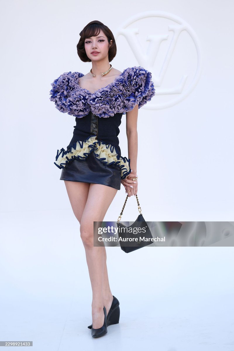 LiliesHome_'s tweet photo. องค์หญิงลลิษาแห่งฮอลลีวูด ✨💫

LISA LOUIS VUITTON SS27
#LISAxLVSS27 #LVSS27 
#LISAxLOUISVUITTON
@wearelloud @louisvuitton https://t.co/vMYAcE5T6K