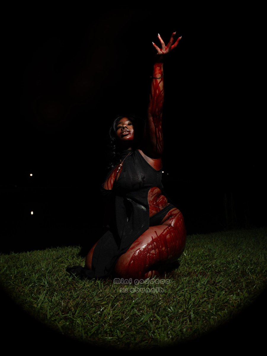 EbunniH's tweet photo. I can’t wait until Halloween. 🥹I need to do another photo shoot. https://t.co/qTpkYiqv2T