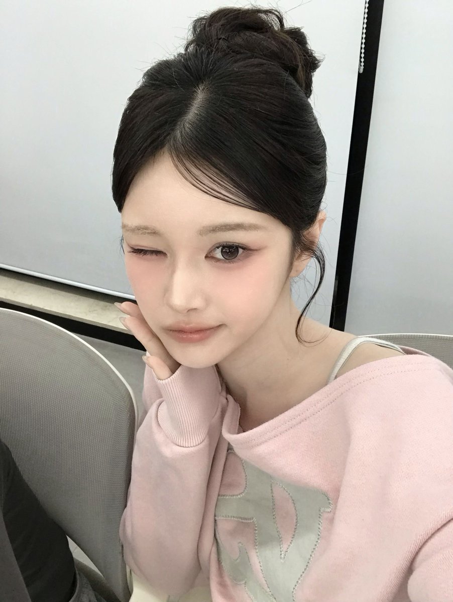 mayudosed's tweet photo. 261007 Mayu Cosmo Talk🌌💬

 "오늘두 소고 많었엉🤍"

#tripleS #트리플에스 #トリプルS
#マユ #Mayu #마유 #髙麗真友 https://t.co/Xm4vDFsnlM