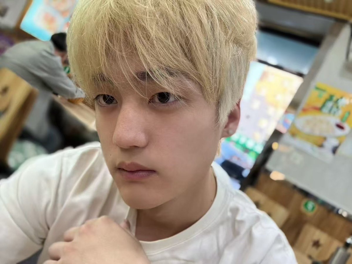 Tyskqex's tweet photo. 好想染大一时候的发色啊但是每个月都要补漂我头发还硬的要死要漂好几次 https://t.co/zpFpSftkrH