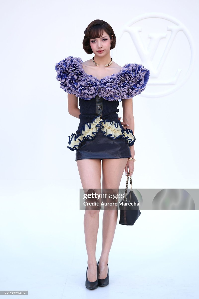 PopEmpirex's tweet photo. LISA serves Mother looks at Louis Vuitton Fashin Show 2027 in Paris. https://t.co/XtfrCfyz3p