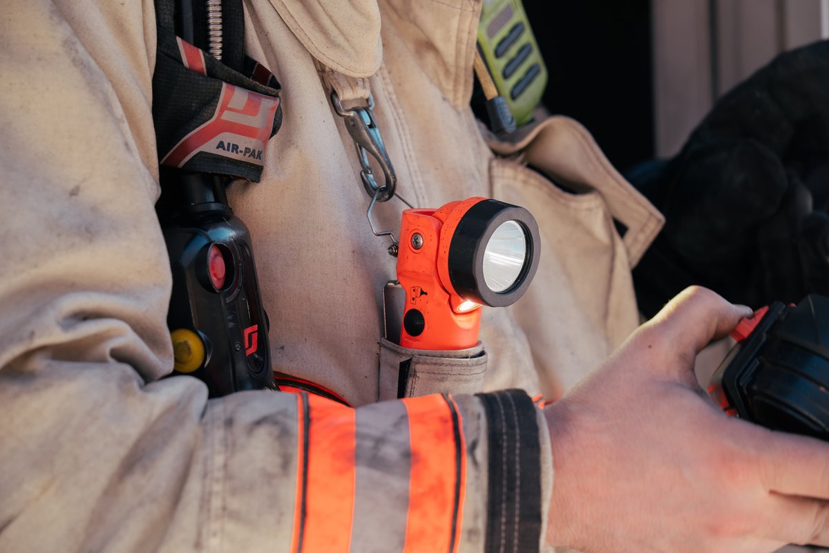 Nightstick_Fire's tweet photo. Clipped to the coat, angled out from the chest, and already running before you've even thought about reaching for it.
That's the whole idea behind an angle light: it does its best work by staying out of the way until you need it.
#Firefighting, #FireGear, #FireService https://t.co/staoyEUx36