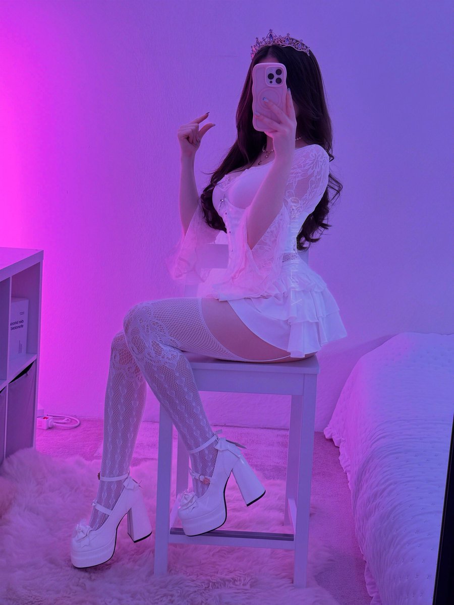 SimpressKeira's tweet photo. is it really THAT small? 👀✨ https://t.co/KsURHePh0T